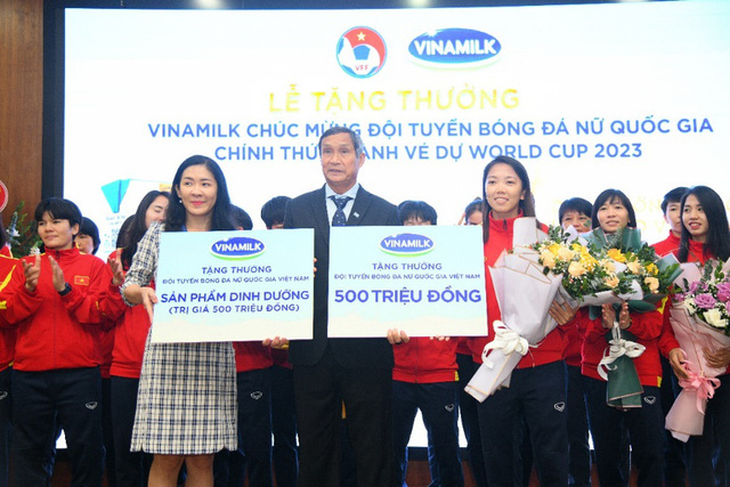 Vinamilk trao thưởng, mừng thành tích các cô gái ‘kim cương’ của bóng đá Việt Nam - Ảnh 1.