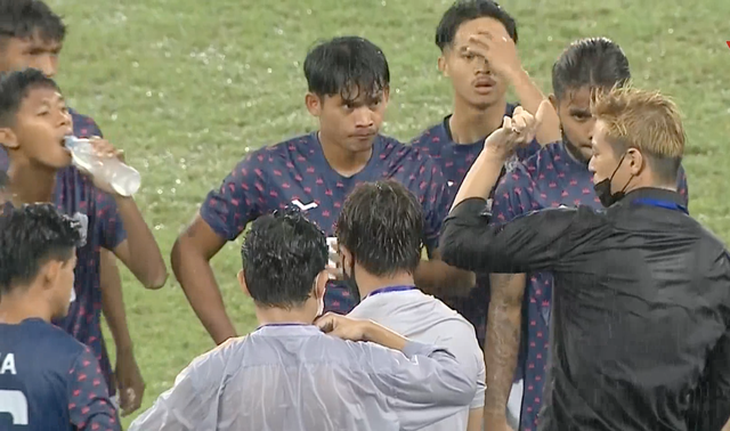 U23 Campuchia đại thắng U23 Brunei trong trận đấu bị hoãn gần 45 phút vì mưa - Ảnh 3.