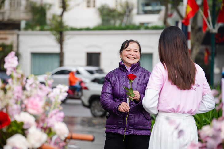 Valentine 2022: Màn tỏ tình bằng 99.999 bông hồng ấn tượng tại Hà Nội - Ảnh 10.