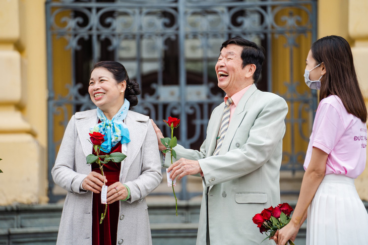 Valentine 2022: Màn tỏ tình bằng 99.999 bông hồng ấn tượng tại Hà Nội - Ảnh 11.