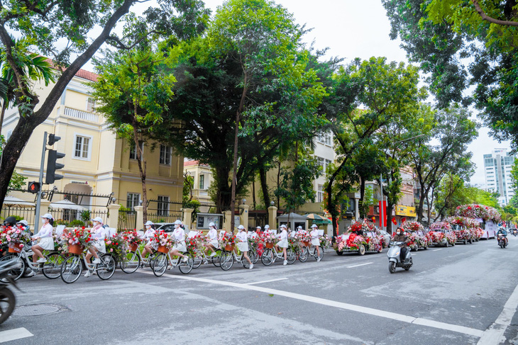 Valentine 2022: Màn tỏ tình bằng 99.999 bông hồng ấn tượng tại Hà Nội - Ảnh 4.