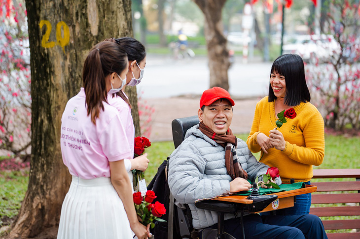 Valentine 2022: Màn tỏ tình bằng 99.999 bông hồng ấn tượng tại Hà Nội - Ảnh 7.