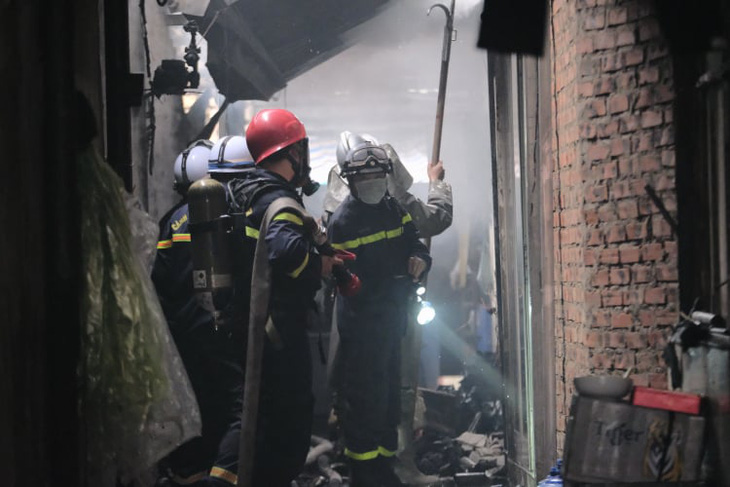 Lực lượng chữa cháy tiếp cận hiện trường một đám cháy lớn ở Hà Nội - Ảnh: NAM TRẦN