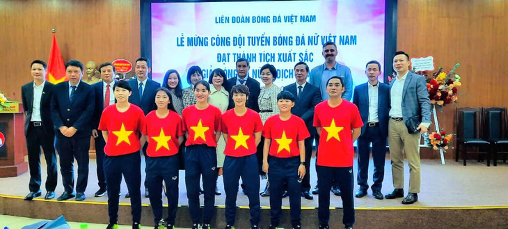 Trung tâm Anh ngữ RES trao tặng quà chúc mừng đội tuyển bóng đá nữ Việt Nam - Ảnh 2.