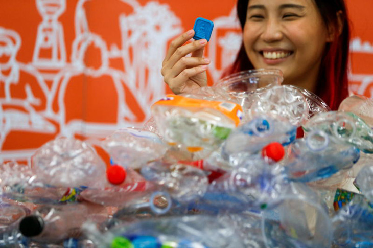 Thái Lan làm bùa hộ mệnh từ... đồ nhựa tái chế - Ảnh 1.