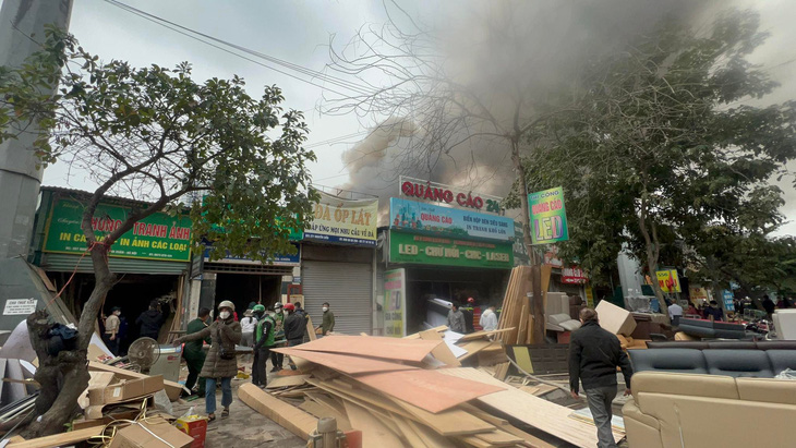 Hà Nội: Cháy lớn trên đường Nguyễn Xiển, lan ra nhiều cửa hàng - Ảnh 5.