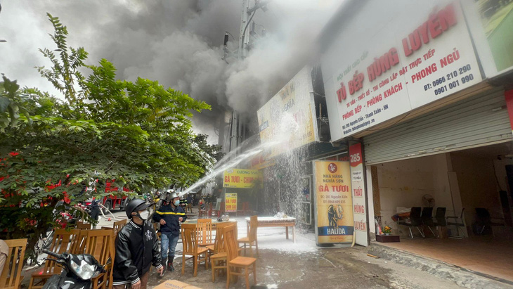 Hà Nội: Cháy lớn trên đường Nguyễn Xiển, lan ra nhiều cửa hàng - Ảnh 4.