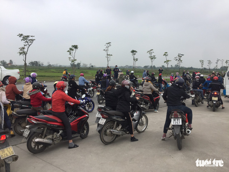 Hàng trăm công nhân ở Hà Tĩnh tụ tập trên xe máy đòi quyền lợi - Ảnh 1.