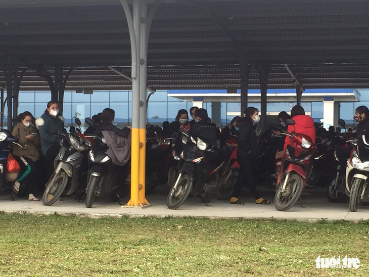 Hàng trăm công nhân ở Hà Tĩnh tụ tập trên xe máy đòi quyền lợi - Ảnh 2.