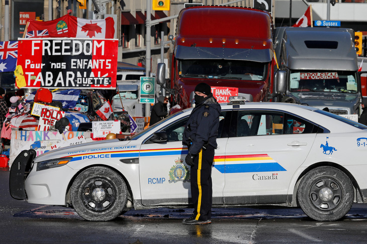 Biểu tình xe tải ở Canada: Cảnh sát trưởng thủ đô Ottawa từ chức - Ảnh 1.