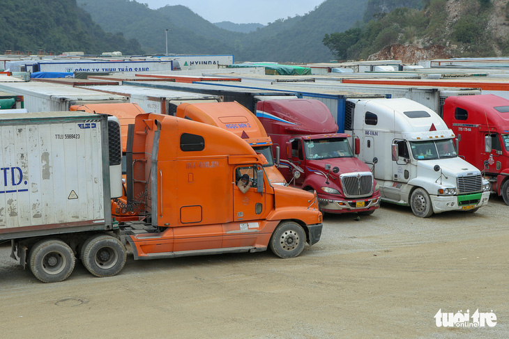 Nhiều xe chở hoa quả tươi vẫn lên Lạng Sơn dù đã biết không thể lên cửa khẩu - Ảnh 3.