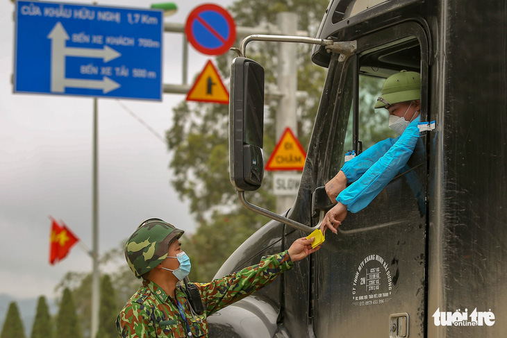 Nhiều xe chở hoa quả tươi vẫn lên Lạng Sơn dù đã biết không thể lên cửa khẩu - Ảnh 2.