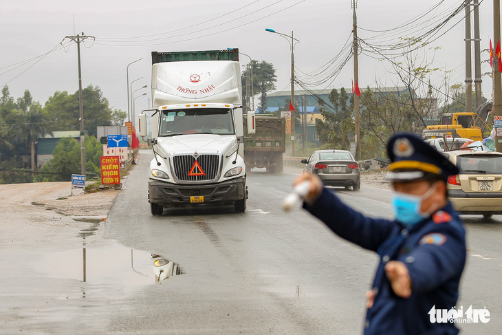 Nhiều xe chở hoa quả tươi vẫn lên Lạng Sơn dù đã biết không thể lên cửa khẩu - Ảnh 1.