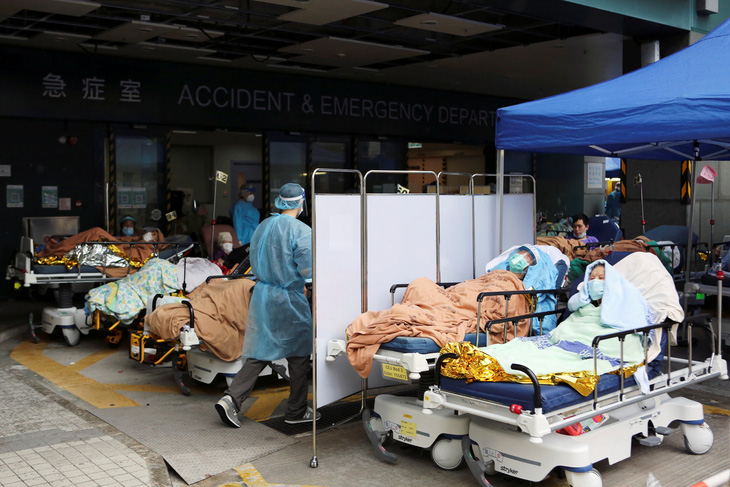 F0 nằm đầy sân bệnh viện, Hong Kong phải dời ngày bầu cử - Ảnh 2.
