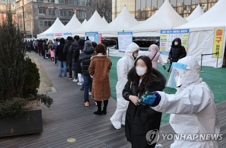 Hàn Quốc nới lỏng hạn chế bất chấp số người nhiễm COVID hằng ngày hơn 100.000 ca - Ảnh 1.