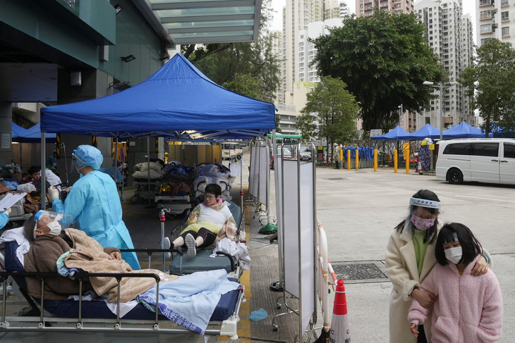 F0 nằm đầy sân bệnh viện, Hong Kong phải dời ngày bầu cử - Ảnh 1.