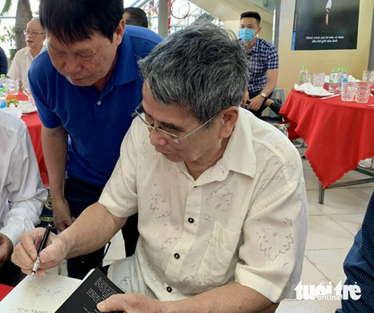 Nhà văn Nguyễn Mạnh Tuấn và hành trình tìm mộ anh trai qua Linh ứng - Ảnh 2.