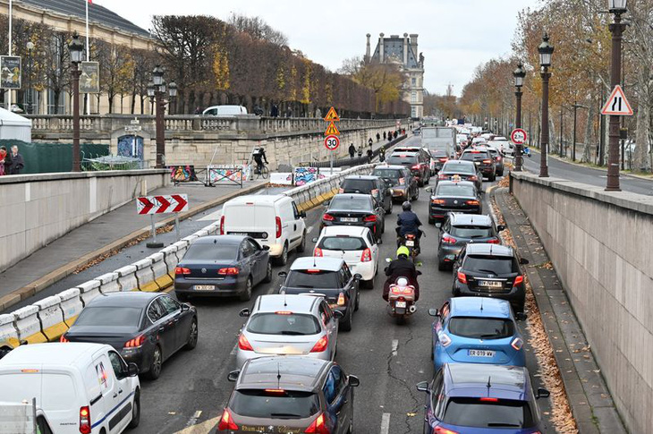 Paris trì hoãn triển khai kế hoạch giảm lưu lượng ôtô và xe máy - Ảnh 1.