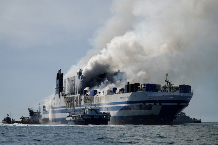 Phà cháy nhiều giờ ở ngoài khơi Hy Lạp, 9 người mất tích - Ảnh 1.