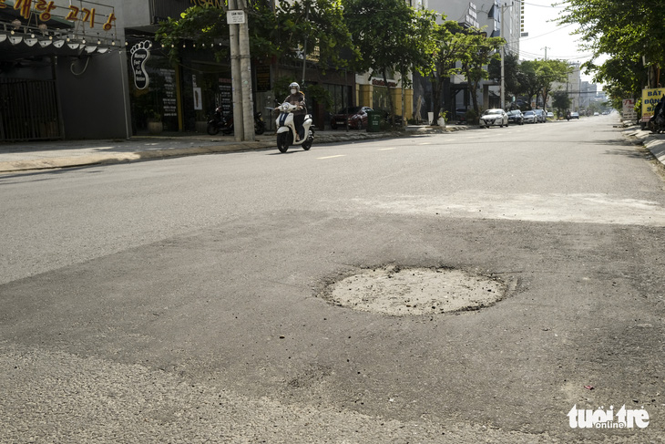 Hư hỏng mặt đường tại công trình thoát nước trăm tỉ ở Đà Nẵng - Ảnh 2.