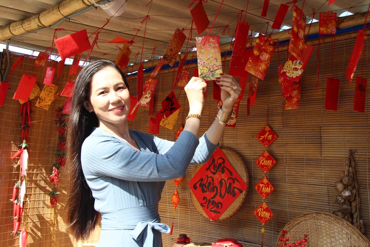 Khách du xuân thích thú chụp ảnh ở Phố hoa ngoại thành Hậu Giang - Ảnh 2.