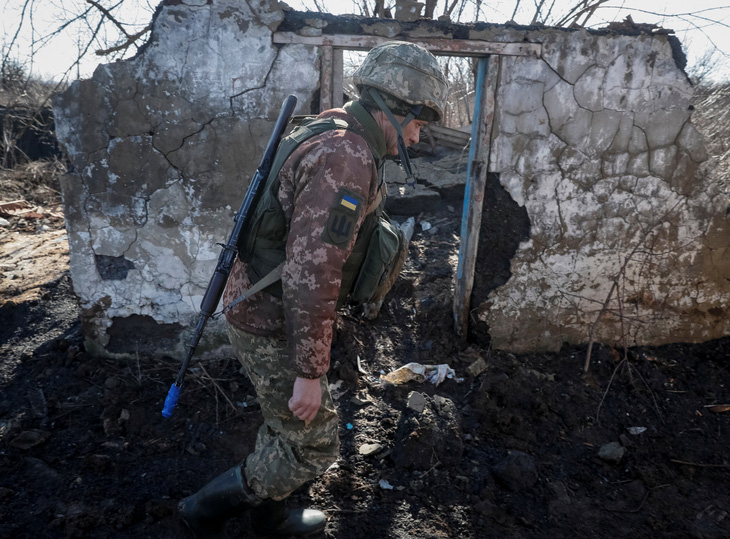 Reuters: Gần 2.000 vi phạm lệnh ngừng bắn ở miền đông Ukraine trong ngày 19-2 - Ảnh 1.