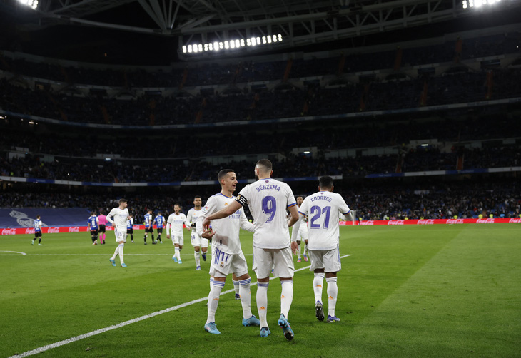 Benzema tỏa sáng giúp Real Madrid thẳng tiến đến ngôi vô địch - Ảnh 1.