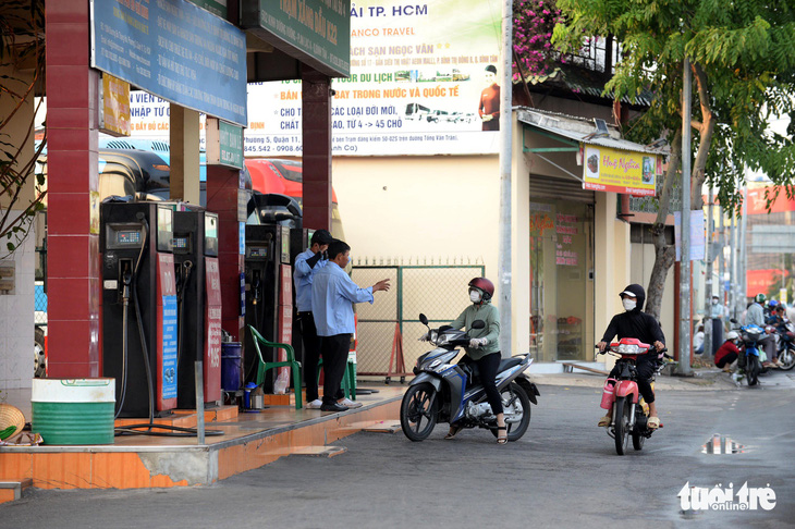 Nhiều cây xăng TP.HCM vẫn không bán, cử người trực nhưng khách ghé thì... lắc đầu - Ảnh 5.