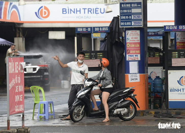 Nhiều cây xăng TP.HCM vẫn không bán, cử người trực nhưng khách ghé thì... lắc đầu - Ảnh 2.