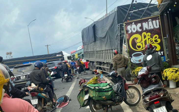 Lâm Đồng: Tai nạn liên hoàn tại trạm thu phí, 4 xe ôtô hư hỏng nặng