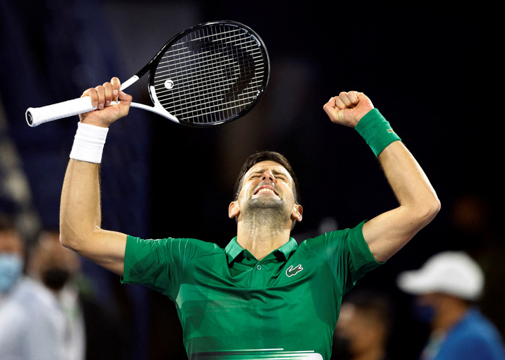 Novak Djokovic thắng trận đầu tiên trong năm 2022 - Ảnh 1.