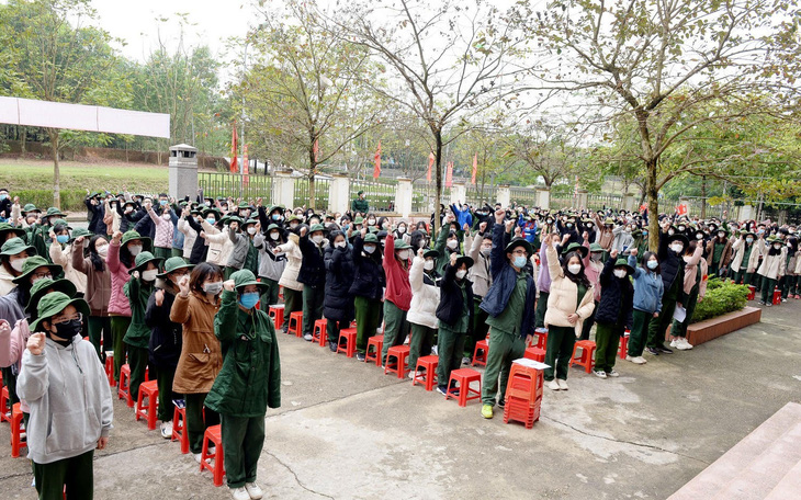 Sinh viên học quốc phòng tắm nước lạnh dưới trời 10 độ, F0 tăng nhanh: Trường nói gì?