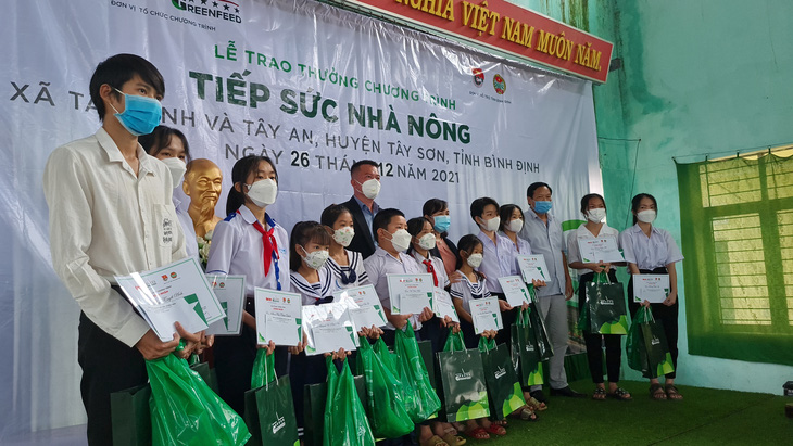 Trao 141 suất học bổng cho con em nông dân nghèo - Ảnh 3.