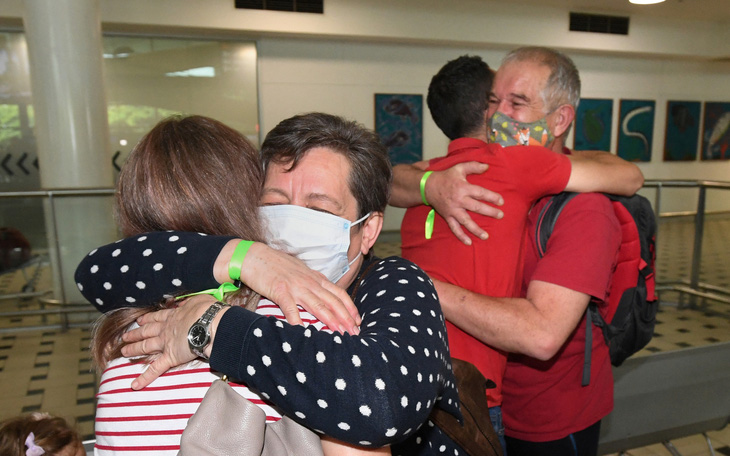 Video: Hành khách vỡ òa hạnh phúc tại sân bay Úc ngày đầu mở lại biên giới