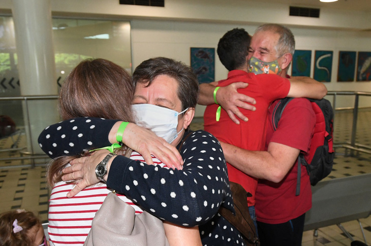 Video: Hành khách vỡ òa hạnh phúc tại sân bay Úc ngày đầu mở lại biên giới - Ảnh 2.