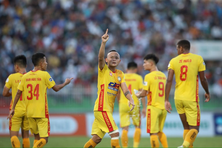 18 cầu thủ Thanh Hóa là F0, trận Hà Nội - Đông Á Thanh Hóa nhiều khả năng phải hoãn - Ảnh 1.