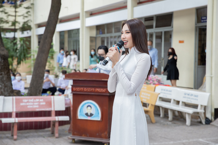 Phim Bẫy ngọt ngào đạt doanh thu tốt, Hoa hậu Thùy Tiên về thăm trường cũ - Ảnh 2.