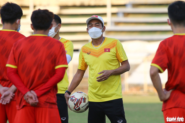 U23 Việt Nam ra sân tập chỉ với 10 cầu thủ - Ảnh 3.