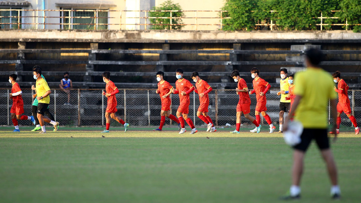 U23 Việt Nam ra sân tập chỉ với 10 cầu thủ - Ảnh 2.