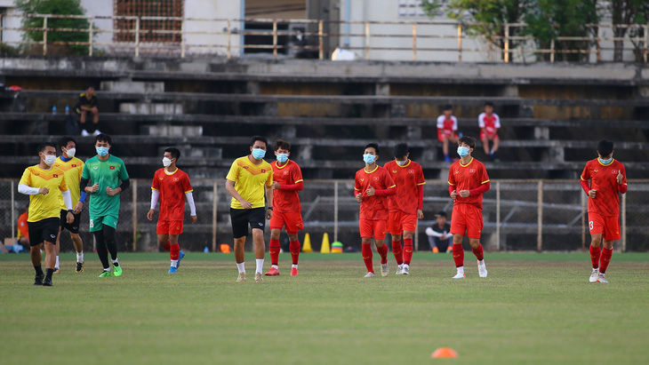 U23 Việt Nam ra sân tập chỉ với 10 cầu thủ - Ảnh 1.