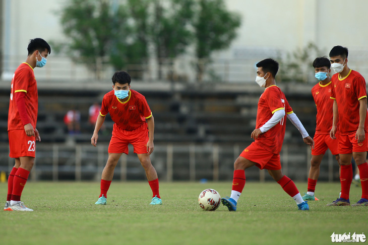 U23 Việt Nam ra sân tập chỉ với 10 cầu thủ - Ảnh 5.