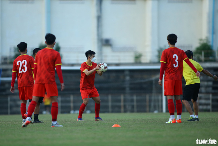 U23 Việt Nam ra sân tập chỉ với 10 cầu thủ - Ảnh 7.