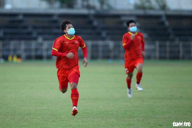 U23 Việt Nam ra sân tập chỉ với 10 cầu thủ - Ảnh 6.