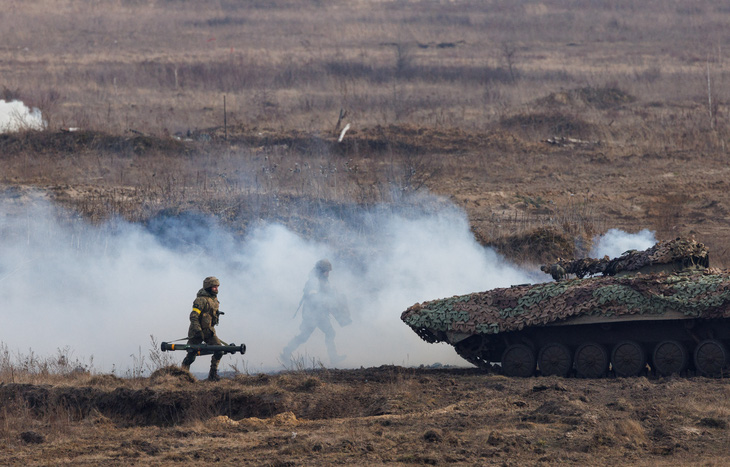 Ukraine gọi quân dự bị, yêu cầu người dân tại Nga lập tức về nước - Ảnh 1.