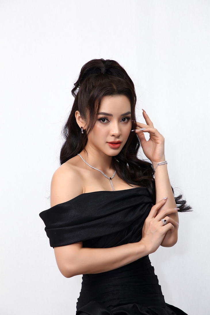 Phim Bẫy ngọt ngào đạt doanh thu tốt, Hoa hậu Thùy Tiên về thăm trường cũ - Ảnh 6.