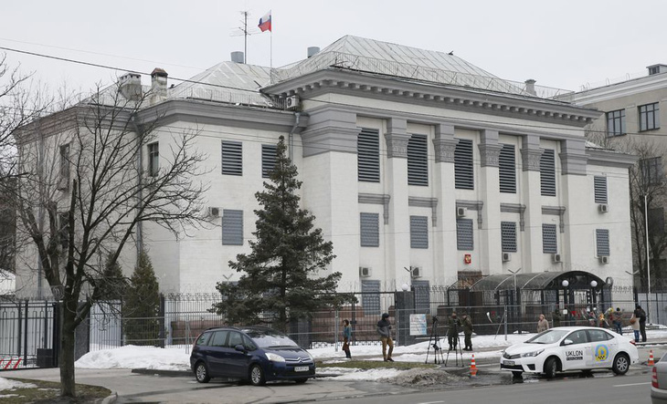 Nga thông báo sơ tán nhân viên ngoại giao khỏi Ukraine - Ảnh 1.