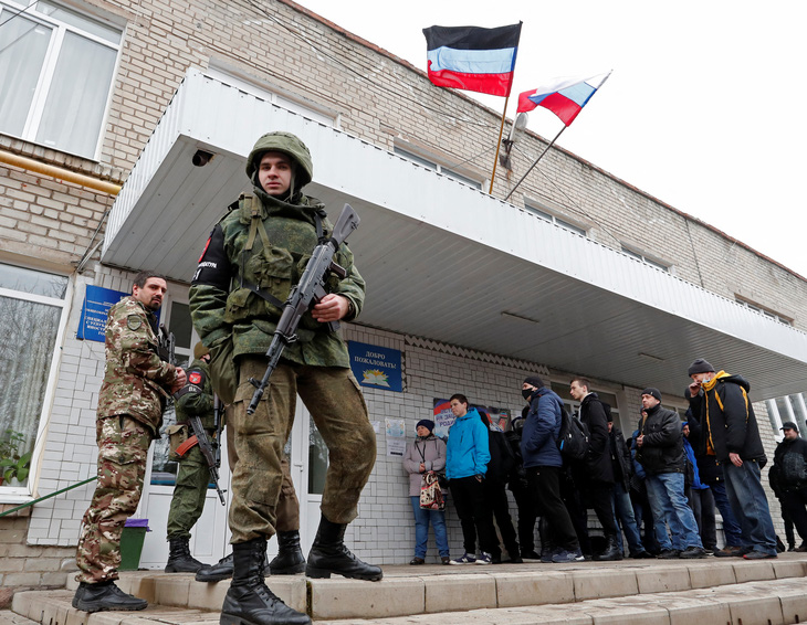 Khu vực ly khai đông Ukraine nhờ Nga trợ giúp - Ảnh 1.