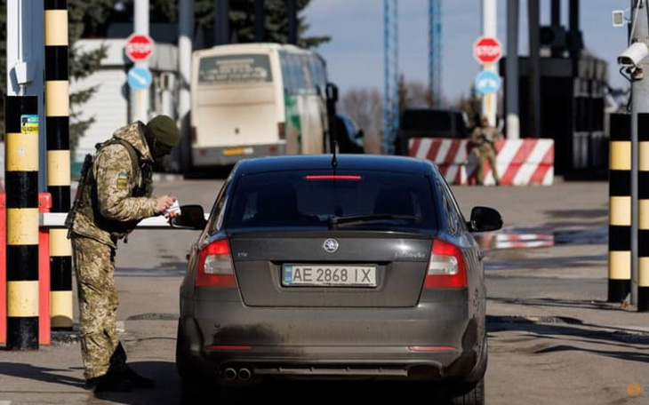 Ukraine ban bố tình trạng khẩn cấp, yêu cầu công dân ở Nga 