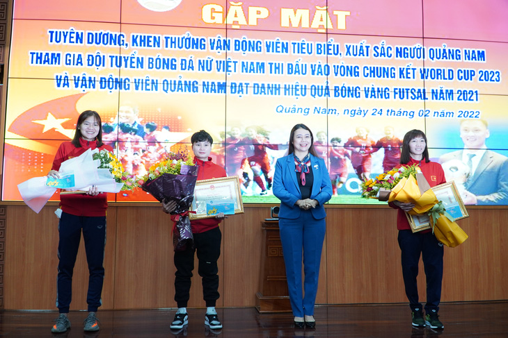 Quảng Nam tuyên dương 3 nữ tuyển thủ quốc gia và thủ môn Hồ Văn Ý - Ảnh 2.