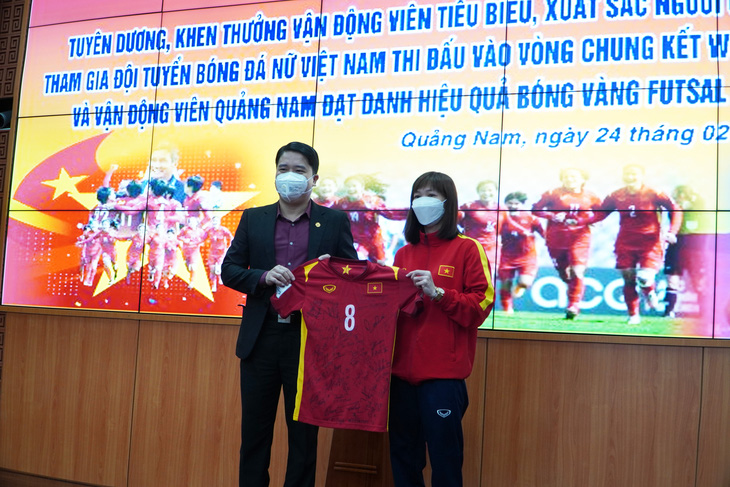 Quảng Nam tuyên dương 3 nữ tuyển thủ quốc gia và thủ môn Hồ Văn Ý - Ảnh 3.